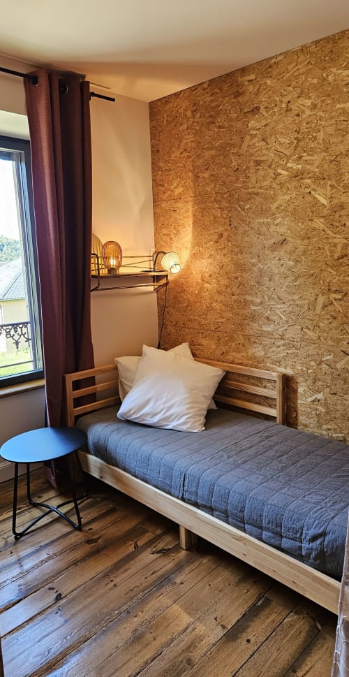 Bienvenue chez Sweet'Om à Nauviale. Située en plein cœur du village, cette charmante maison en pierres offre un cadre idéal pour vos vacances. Proche de Marcillac, Saint-Cyprien-sur-Dourdou et Conques, profitez de tous les services à proximité. Découvrez un logement entièrement équipé, avec un bel espace de vie pour 9 personnes, un poêle à bois, internet et TV. Les 4 grandes chambres confortables et le grand espace extérieur privé vous attendent pour un séjour inoubliable.