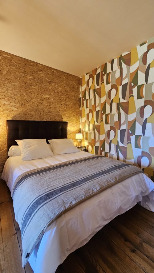 Bienvenue chez Sweet'Om à Nauviale. Située en plein cœur du village, cette charmante maison en pierres offre un cadre idéal pour vos vacances. Proche de Marcillac, Saint-Cyprien-sur-Dourdou et Conques, profitez de tous les services à proximité. Découvrez un logement entièrement équipé, avec un bel espace de vie pour 9 personnes, un poêle à bois, internet et TV. Les 4 grandes chambres confortables et le grand espace extérieur privé vous attendent pour un séjour inoubliable.