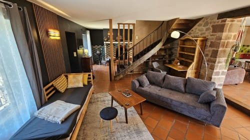 Bienvenue chez Sweet'Om à Nauviale. Située en plein cœur du village, cette charmante maison en pierres offre un cadre idéal pour vos vacances. Proche de Marcillac, Saint-Cyprien-sur-Dourdou et Conques, profitez de tous les services à proximité. Découvrez un logement entièrement équipé, avec un bel espace de vie pour 9 personnes, un poêle à bois, internet et TV. Les 4 grandes chambres confortables et le grand espace extérieur privé vous attendent pour un séjour inoubliable.