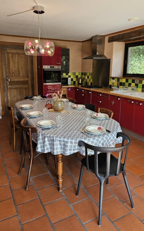 Bienvenue chez Sweet'Om à Nauviale. Située en plein cœur du village, cette charmante maison en pierres offre un cadre idéal pour vos vacances. Proche de Marcillac, Saint-Cyprien-sur-Dourdou et Conques, profitez de tous les services à proximité. Découvrez un logement entièrement équipé, avec un bel espace de vie pour 9 personnes, un poêle à bois, internet et TV. Les 4 grandes chambres confortables et le grand espace extérieur privé vous attendent pour un séjour inoubliable.