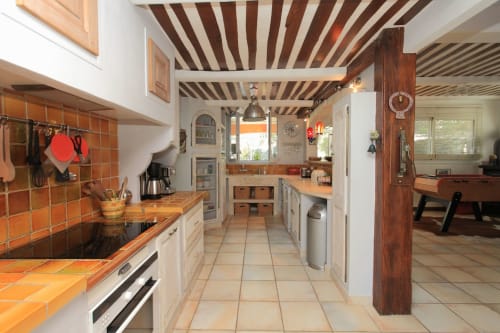 Bienvenue à Charm'In Provence, un havre de paix à Saumane-de-Vaucluse. Découvrez nos charmants hébergements et services.