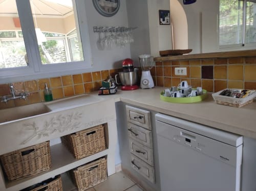 Bienvenue à Charm'In Provence, un havre de paix à Saumane-de-Vaucluse. Découvrez nos charmants hébergements et services.