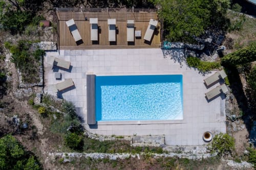Bienvenue à Charm'In Provence, un havre de paix à Saumane-de-Vaucluse. Découvrez nos charmants hébergements et services.