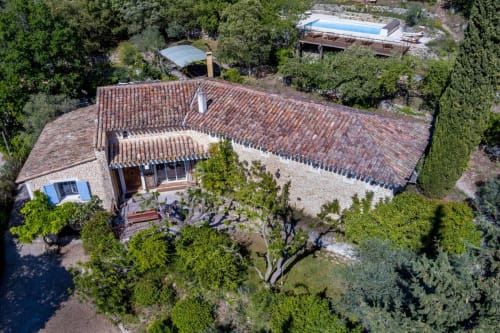 Bienvenue à Charm'In Provence, un havre de paix à Saumane-de-Vaucluse. Découvrez nos charmants hébergements et services.