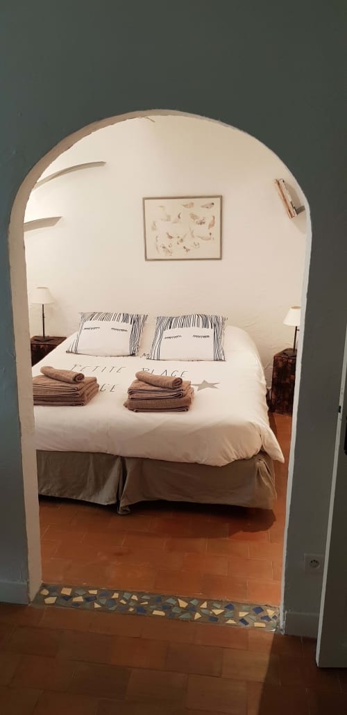 Bienvenue à Charm'In Provence, un havre de paix à Saumane-de-Vaucluse. Découvrez nos charmants hébergements et services.