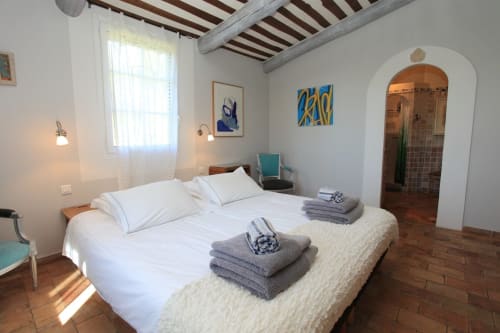 Bienvenue à Charm'In Provence, un havre de paix à Saumane-de-Vaucluse. Découvrez nos charmants hébergements et services.