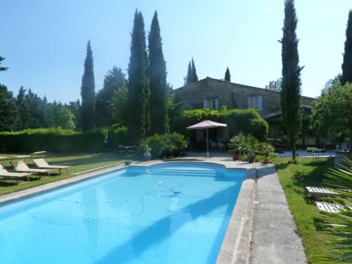Bienvenue à Charm'In Provence, un havre de paix à Saumane-de-Vaucluse. Découvrez nos charmants hébergements et services.