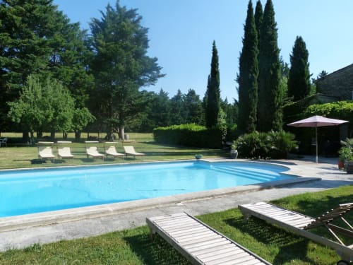Bienvenue à Charm'In Provence, un havre de paix à Saumane-de-Vaucluse. Découvrez nos charmants hébergements et services.
