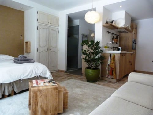 Bienvenue à Charm'In Provence, un havre de paix à Saumane-de-Vaucluse. Découvrez nos charmants hébergements et services.