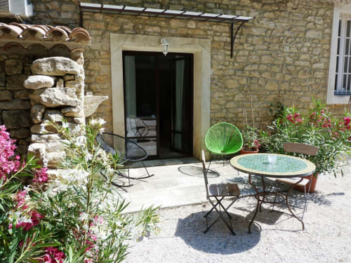 Bienvenue à Charm'In Provence, un havre de paix à Saumane-de-Vaucluse. Découvrez nos charmants hébergements et services.