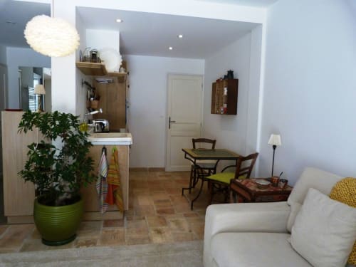 Bienvenue à Charm'In Provence, un havre de paix à Saumane-de-Vaucluse. Découvrez nos charmants hébergements et services.