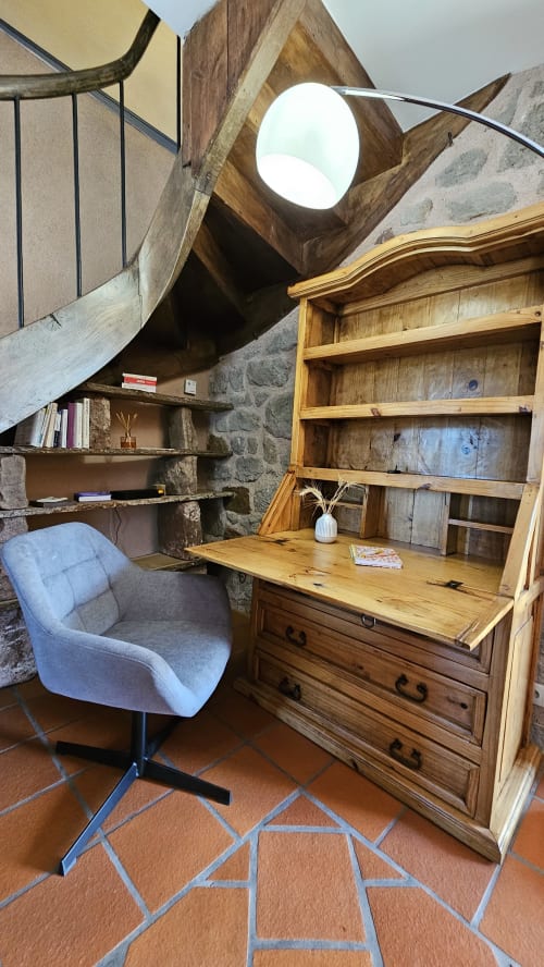 Bienvenue chez Sweet'Om à Nauviale. Située en plein cœur du village, cette charmante maison en pierres offre un cadre idéal pour vos vacances. Proche de Marcillac, Saint-Cyprien-sur-Dourdou et Conques, profitez de tous les services à proximité. Découvrez un logement entièrement équipé, avec un bel espace de vie pour 9 personnes, un poêle à bois, internet et TV. Les 4 grandes chambres confortables et le grand espace extérieur privé vous attendent pour un séjour inoubliable.