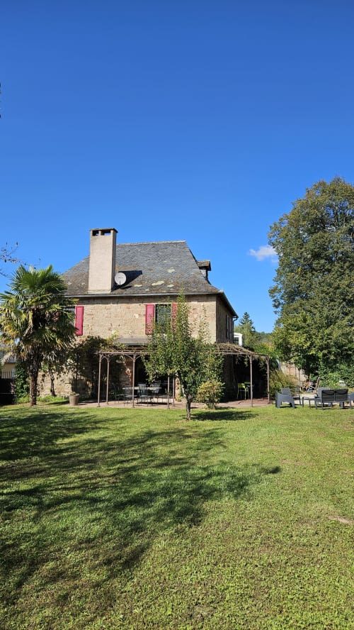 Bienvenue chez Sweet'Om à Nauviale. Située en plein cœur du village, cette charmante maison en pierres offre un cadre idéal pour vos vacances. Proche de Marcillac, Saint-Cyprien-sur-Dourdou et Conques, profitez de tous les services à proximité. Découvrez un logement entièrement équipé, avec un bel espace de vie pour 9 personnes, un poêle à bois, internet et TV. Les 4 grandes chambres confortables et le grand espace extérieur privé vous attendent pour un séjour inoubliable.