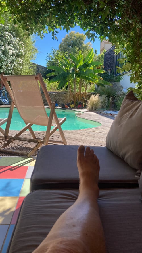 Relaxing poolside at La Conciergerie De Franck villa in Boissieres with turquoise pool and lounge chairs
