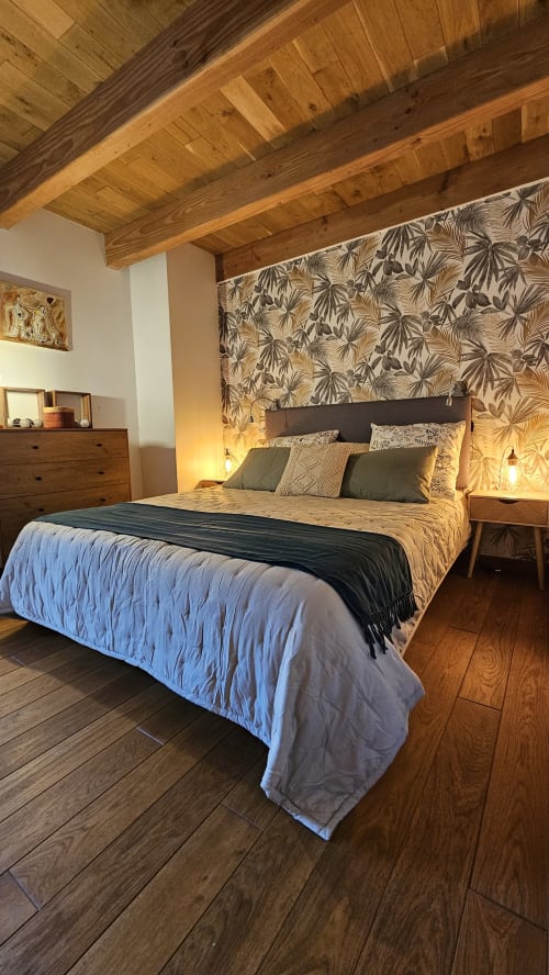 Bienvenue dans notre charmante maison de village à Marcillac-Vallon. Profitez d'un séjour alliant charme ancien et modernité, à proximité de toutes les commodités. Réservez dès maintenant pour des vacances ou déplacements professionnels inoubliables chez La Conciergerie du Vallon.