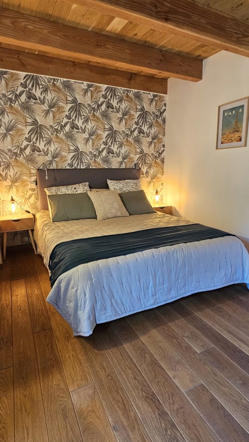 Bienvenue dans notre charmante maison de village à Marcillac-Vallon. Profitez d'un séjour alliant charme ancien et modernité, à proximité de toutes les commodités. Réservez dès maintenant pour des vacances ou déplacements professionnels inoubliables chez La Conciergerie du Vallon.