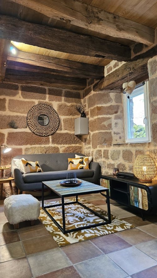 Bienvenue dans notre charmante maison de village à Marcillac-Vallon. Profitez d'un séjour alliant charme ancien et modernité, à proximité de toutes les commodités. Réservez dès maintenant pour des vacances ou déplacements professionnels inoubliables chez La Conciergerie du Vallon.