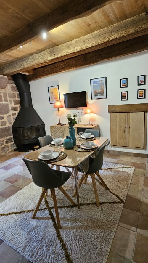 Bienvenue dans notre charmante maison de village à Marcillac-Vallon. Profitez d'un séjour alliant charme ancien et modernité, à proximité de toutes les commodités. Réservez dès maintenant pour des vacances ou déplacements professionnels inoubliables chez La Conciergerie du Vallon.