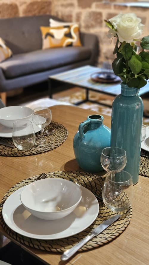 Bienvenue dans notre charmante maison de village à Marcillac-Vallon. Profitez d'un séjour alliant charme ancien et modernité, à proximité de toutes les commodités. Réservez dès maintenant pour des vacances ou déplacements professionnels inoubliables chez La Conciergerie du Vallon.