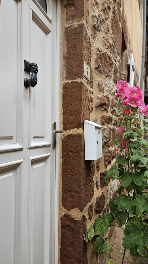 Bienvenue dans notre charmante maison de village à Marcillac-Vallon. Profitez d'un séjour alliant charme ancien et modernité, à proximité de toutes les commodités. Réservez dès maintenant pour des vacances ou déplacements professionnels inoubliables chez La Conciergerie du Vallon.