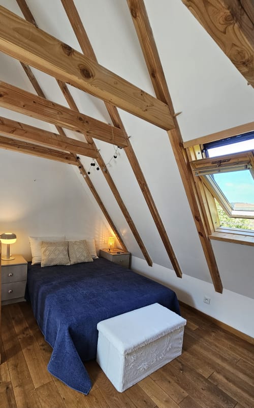 Bienvenue dans notre charmante maison de village à Marcillac-Vallon. Profitez d'un séjour alliant charme ancien et modernité, à proximité de toutes les commodités. Réservez dès maintenant pour des vacances ou déplacements professionnels inoubliables chez La Conciergerie du Vallon.