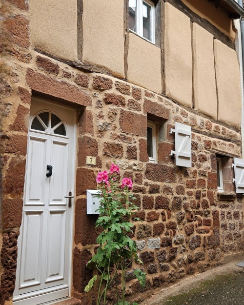Bienvenue dans notre charmante maison de village à Marcillac-Vallon. Profitez d'un séjour alliant charme ancien et modernité, à proximité de toutes les commodités. Réservez dès maintenant pour des vacances ou déplacements professionnels inoubliables chez La Conciergerie du Vallon.