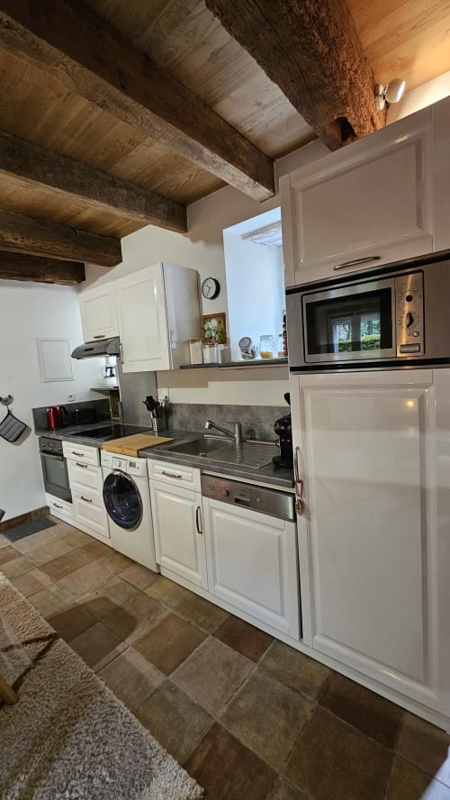 Bienvenue dans notre charmante maison de village à Marcillac-Vallon. Profitez d'un séjour alliant charme ancien et modernité, à proximité de toutes les commodités. Réservez dès maintenant pour des vacances ou déplacements professionnels inoubliables chez La Conciergerie du Vallon.
