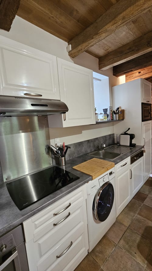 Bienvenue dans notre charmante maison de village à Marcillac-Vallon. Profitez d'un séjour alliant charme ancien et modernité, à proximité de toutes les commodités. Réservez dès maintenant pour des vacances ou déplacements professionnels inoubliables chez La Conciergerie du Vallon.
