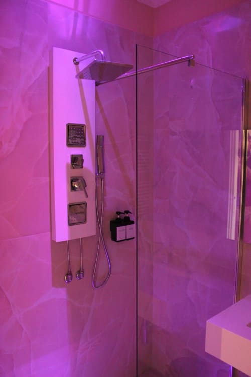 Moderno box doccia con illuminazione neon rosa presso Blackwoody Contemporary Hospitality, Napoli, con soffione a pioggia