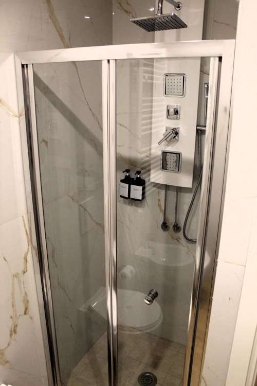 Moderno box doccia con soffione a cascata e getti idromassaggio a Blackwoody Contemporary Hospitality a Napoli