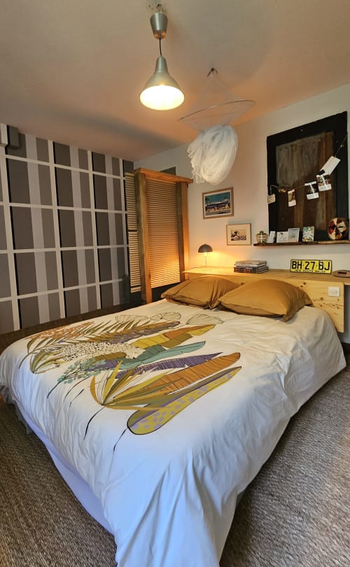 Découvrez cette maison de 170 m² sur deux étages entourée d'un grand jardin paysager à Nauviale. Idéalement située au cœur du village, à proximité de la gare et des commerces. Profitez d'un lieu stratégique pour visiter les sites touristiques incontournables : Château de Bournazel, Village de Conques, Rodez avec musée Soulages, Château de Belcastel, et bien plus. Maison avec jardin d' 1/2 hectare, parfaite pour des séjours en famille ou entre amis. Réservez dès maintenant chez La Conciergerie du Vallon!
