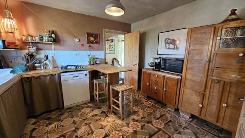 Découvrez cette maison de 170 m² sur deux étages entourée d'un grand jardin paysager à Nauviale. Idéalement située au cœur du village, à proximité de la gare et des commerces. Profitez d'un lieu stratégique pour visiter les sites touristiques incontournables : Château de Bournazel, Village de Conques, Rodez avec musée Soulages, Château de Belcastel, et bien plus. Maison avec jardin d' 1/2 hectare, parfaite pour des séjours en famille ou entre amis. Réservez dès maintenant chez La Conciergerie du Vallon!