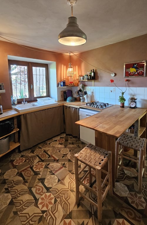 Découvrez cette maison de 170 m² sur deux étages entourée d'un grand jardin paysager à Nauviale. Idéalement située au cœur du village, à proximité de la gare et des commerces. Profitez d'un lieu stratégique pour visiter les sites touristiques incontournables : Château de Bournazel, Village de Conques, Rodez avec musée Soulages, Château de Belcastel, et bien plus. Maison avec jardin d' 1/2 hectare, parfaite pour des séjours en famille ou entre amis. Réservez dès maintenant chez La Conciergerie du Vallon!