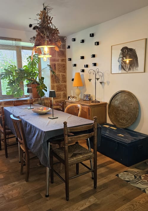 Découvrez cette maison de 170 m² sur deux étages entourée d'un grand jardin paysager à Nauviale. Idéalement située au cœur du village, à proximité de la gare et des commerces. Profitez d'un lieu stratégique pour visiter les sites touristiques incontournables : Château de Bournazel, Village de Conques, Rodez avec musée Soulages, Château de Belcastel, et bien plus. Maison avec jardin d' 1/2 hectare, parfaite pour des séjours en famille ou entre amis. Réservez dès maintenant chez La Conciergerie du Vallon!