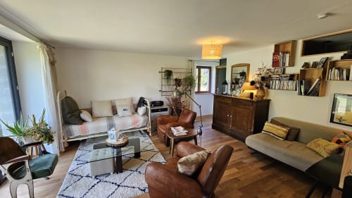 Découvrez cette maison de 170 m² sur deux étages entourée d'un grand jardin paysager à Nauviale. Idéalement située au cœur du village, à proximité de la gare et des commerces. Profitez d'un lieu stratégique pour visiter les sites touristiques incontournables : Château de Bournazel, Village de Conques, Rodez avec musée Soulages, Château de Belcastel, et bien plus. Maison avec jardin d' 1/2 hectare, parfaite pour des séjours en famille ou entre amis. Réservez dès maintenant chez La Conciergerie du Vallon!
