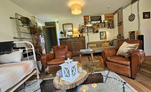 Découvrez cette maison de 170 m² sur deux étages entourée d'un grand jardin paysager à Nauviale. Idéalement située au cœur du village, à proximité de la gare et des commerces. Profitez d'un lieu stratégique pour visiter les sites touristiques incontournables : Château de Bournazel, Village de Conques, Rodez avec musée Soulages, Château de Belcastel, et bien plus. Maison avec jardin d' 1/2 hectare, parfaite pour des séjours en famille ou entre amis. Réservez dès maintenant chez La Conciergerie du Vallon!