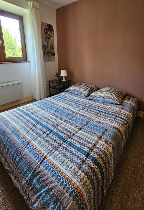 Découvrez cette maison de 170 m² sur deux étages entourée d'un grand jardin paysager à Nauviale. Idéalement située au cœur du village, à proximité de la gare et des commerces. Profitez d'un lieu stratégique pour visiter les sites touristiques incontournables : Château de Bournazel, Village de Conques, Rodez avec musée Soulages, Château de Belcastel, et bien plus. Maison avec jardin d' 1/2 hectare, parfaite pour des séjours en famille ou entre amis. Réservez dès maintenant chez La Conciergerie du Vallon!