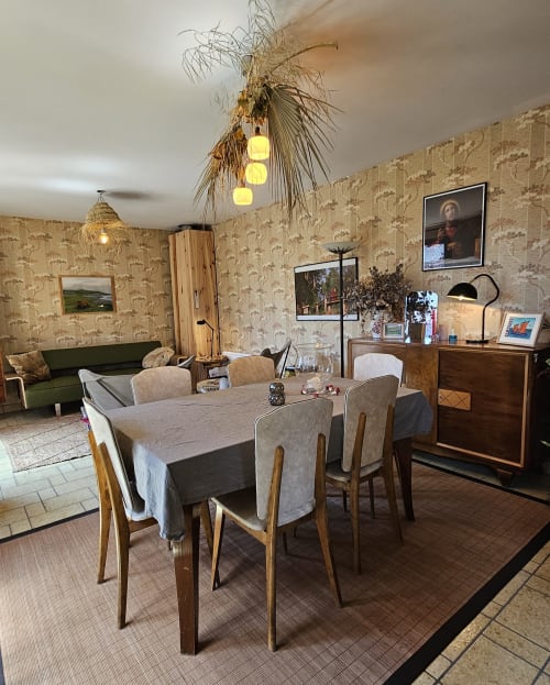 Découvrez cette maison de 170 m² sur deux étages entourée d'un grand jardin paysager à Nauviale. Idéalement située au cœur du village, à proximité de la gare et des commerces. Profitez d'un lieu stratégique pour visiter les sites touristiques incontournables : Château de Bournazel, Village de Conques, Rodez avec musée Soulages, Château de Belcastel, et bien plus. Maison avec jardin d' 1/2 hectare, parfaite pour des séjours en famille ou entre amis. Réservez dès maintenant chez La Conciergerie du Vallon!