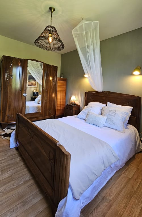 Découvrez cette maison de 170 m² sur deux étages entourée d'un grand jardin paysager à Nauviale. Idéalement située au cœur du village, à proximité de la gare et des commerces. Profitez d'un lieu stratégique pour visiter les sites touristiques incontournables : Château de Bournazel, Village de Conques, Rodez avec musée Soulages, Château de Belcastel, et bien plus. Maison avec jardin d' 1/2 hectare, parfaite pour des séjours en famille ou entre amis. Réservez dès maintenant chez La Conciergerie du Vallon!