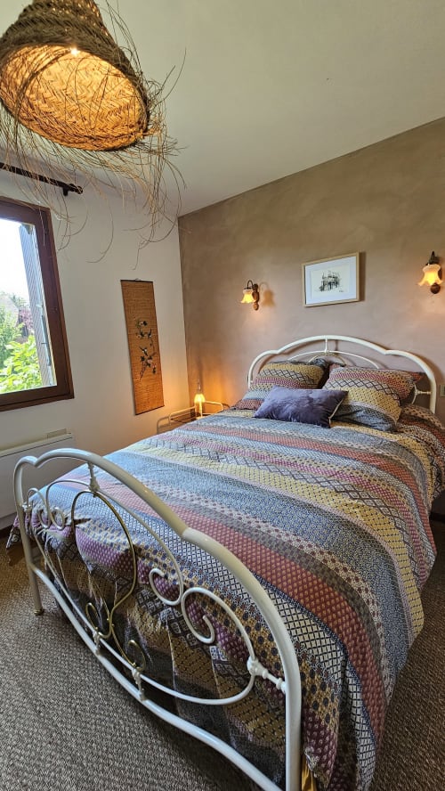 Découvrez cette maison de 170 m² sur deux étages entourée d'un grand jardin paysager à Nauviale. Idéalement située au cœur du village, à proximité de la gare et des commerces. Profitez d'un lieu stratégique pour visiter les sites touristiques incontournables : Château de Bournazel, Village de Conques, Rodez avec musée Soulages, Château de Belcastel, et bien plus. Maison avec jardin d' 1/2 hectare, parfaite pour des séjours en famille ou entre amis. Réservez dès maintenant chez La Conciergerie du Vallon!