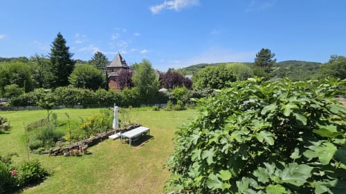 Découvrez cette maison de 170 m² sur deux étages entourée d'un grand jardin paysager à Nauviale. Idéalement située au cœur du village, à proximité de la gare et des commerces. Profitez d'un lieu stratégique pour visiter les sites touristiques incontournables : Château de Bournazel, Village de Conques, Rodez avec musée Soulages, Château de Belcastel, et bien plus. Maison avec jardin d' 1/2 hectare, parfaite pour des séjours en famille ou entre amis. Réservez dès maintenant chez La Conciergerie du Vallon!