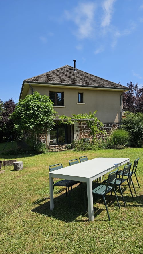 Découvrez cette maison de 170 m² sur deux étages entourée d'un grand jardin paysager à Nauviale. Idéalement située au cœur du village, à proximité de la gare et des commerces. Profitez d'un lieu stratégique pour visiter les sites touristiques incontournables : Château de Bournazel, Village de Conques, Rodez avec musée Soulages, Château de Belcastel, et bien plus. Maison avec jardin d' 1/2 hectare, parfaite pour des séjours en famille ou entre amis. Réservez dès maintenant chez La Conciergerie du Vallon!