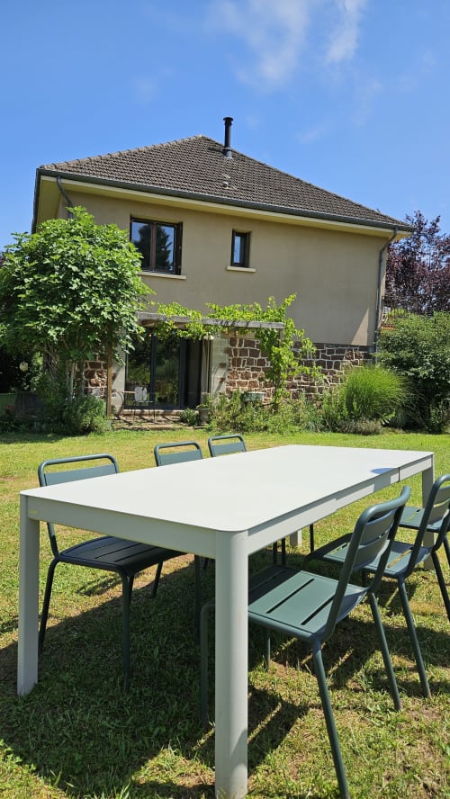 Découvrez cette maison de 170 m² sur deux étages entourée d'un grand jardin paysager à Nauviale. Idéalement située au cœur du village, à proximité de la gare et des commerces. Profitez d'un lieu stratégique pour visiter les sites touristiques incontournables : Château de Bournazel, Village de Conques, Rodez avec musée Soulages, Château de Belcastel, et bien plus. Maison avec jardin d' 1/2 hectare, parfaite pour des séjours en famille ou entre amis. Réservez dès maintenant chez La Conciergerie du Vallon!