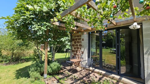 Découvrez cette maison de 170 m² sur deux étages entourée d'un grand jardin paysager à Nauviale. Idéalement située au cœur du village, à proximité de la gare et des commerces. Profitez d'un lieu stratégique pour visiter les sites touristiques incontournables : Château de Bournazel, Village de Conques, Rodez avec musée Soulages, Château de Belcastel, et bien plus. Maison avec jardin d' 1/2 hectare, parfaite pour des séjours en famille ou entre amis. Réservez dès maintenant chez La Conciergerie du Vallon!