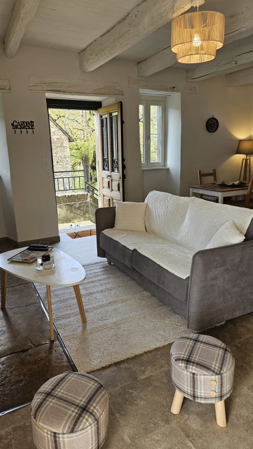 Découvrez la Maison la Doucette à Salles-la-Source, une charmante maison fraîchement restaurée idéale pour vos vacances ou déplacements professionnels. Profitez de son espace extérieur privé et de ses équipements haut de gamme. Réservez dès maintenant chez La Conciergerie du Vallon à Nauviale.