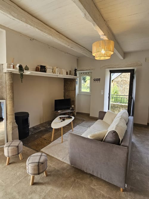 Découvrez la Maison la Doucette à Salles-la-Source, une charmante maison fraîchement restaurée idéale pour vos vacances ou déplacements professionnels. Profitez de son espace extérieur privé et de ses équipements haut de gamme. Réservez dès maintenant chez La Conciergerie du Vallon à Nauviale.