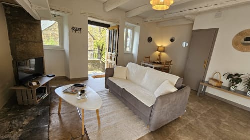 Découvrez la Maison la Doucette à Salles-la-Source, une charmante maison fraîchement restaurée idéale pour vos vacances ou déplacements professionnels. Profitez de son espace extérieur privé et de ses équipements haut de gamme. Réservez dès maintenant chez La Conciergerie du Vallon à Nauviale.