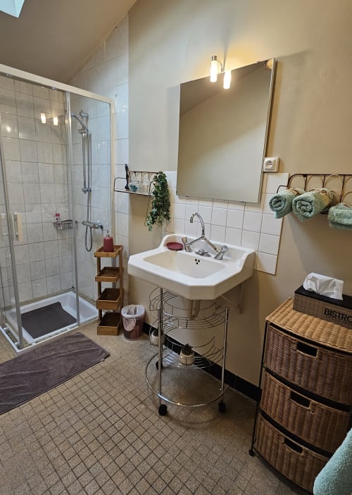 Découvrez la Maison la Doucette à Salles-la-Source, une charmante maison fraîchement restaurée idéale pour vos vacances ou déplacements professionnels. Profitez de son espace extérieur privé et de ses équipements haut de gamme. Réservez dès maintenant chez La Conciergerie du Vallon à Nauviale.