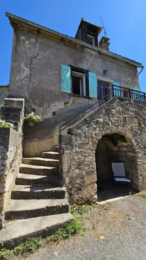 Découvrez la Maison la Doucette à Salles-la-Source, une charmante maison fraîchement restaurée idéale pour vos vacances ou déplacements professionnels. Profitez de son espace extérieur privé et de ses équipements haut de gamme. Réservez dès maintenant chez La Conciergerie du Vallon à Nauviale.