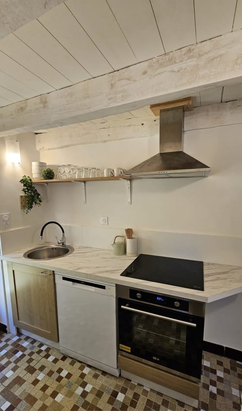 Découvrez la Maison la Doucette à Salles-la-Source, une charmante maison fraîchement restaurée idéale pour vos vacances ou déplacements professionnels. Profitez de son espace extérieur privé et de ses équipements haut de gamme. Réservez dès maintenant chez La Conciergerie du Vallon à Nauviale.